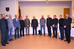J. Em. Audrys Juozas Bakis su seminarijos rektoriumi ir pirmj atkurtosios seminarijos laida