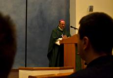 Kaiiadori vyskupas Jonas Ivanauskas sako homilij seminarijos bendruomenei