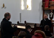 Vilniaus šv. Juozapo kunigų seminarijos rektorius užduoda klausimą kun. Raimondui Stankevičiui